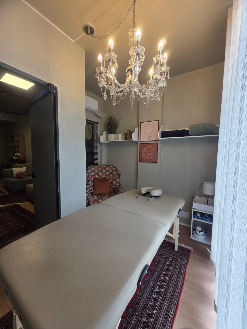 Sala 02 — maca com poltrona e lustre de cristal